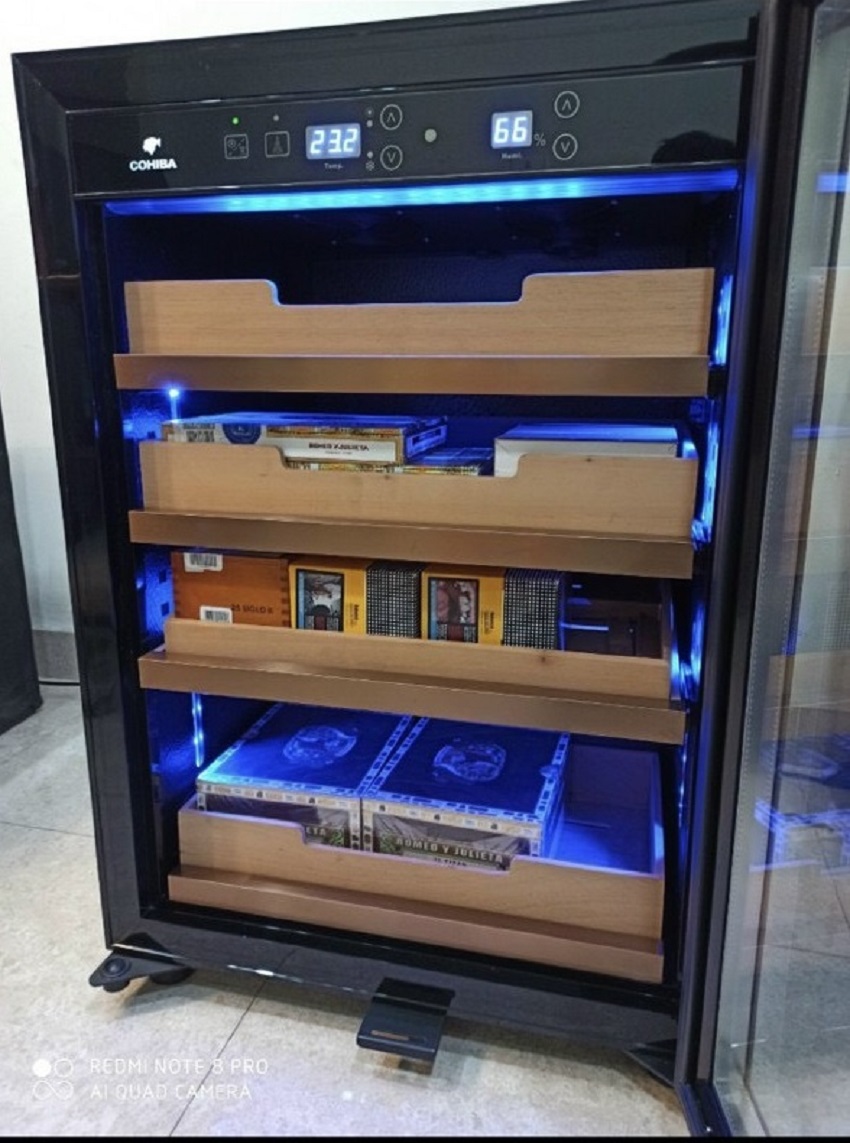 Tủ giữ ẩm bảo quản xì gà Lubinski RA999, hàng chính hãng Den-led-chieu-sang