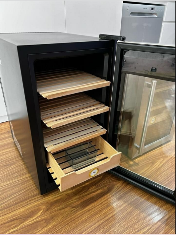 Những mẫu tủ điện bảo quản xì gà 300-400 điếu được ưa chuộng nhất 15 Klarstein KL10036100 48 lit 1 - Những mẫu tủ điện bảo quản xì gà 300-400 điếu được ưa chuộng nhất