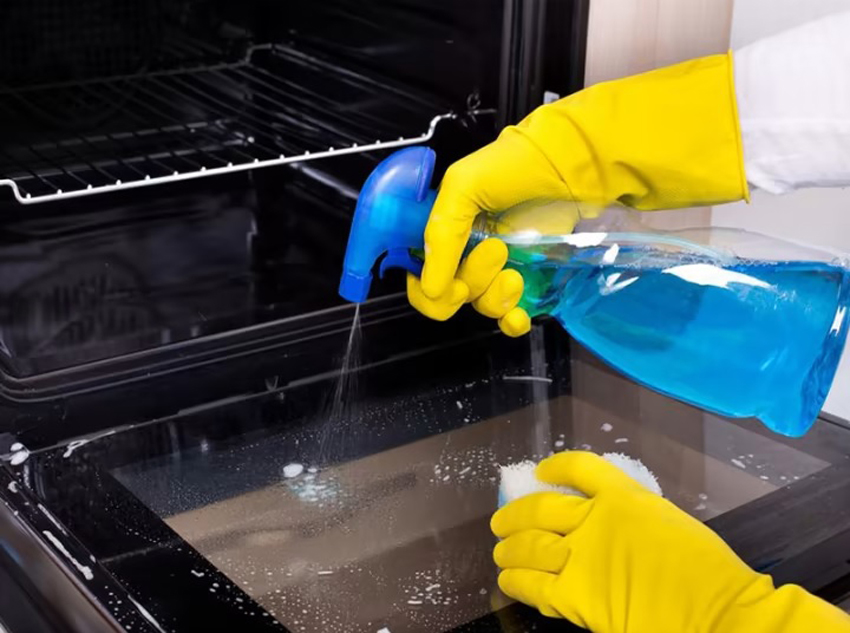 6 cách vệ sinh lò vi sóng cực nhanh, cực dễ, cực sạch – Bếp Châu Anh 11 Vệ sinh lò vi sóng bằng nước lau kính