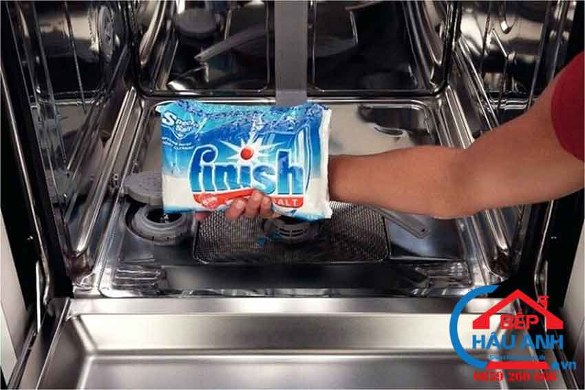Hướng dẫn sử dụng máy rửa bát Bosch series 6 đơn giản nhất 10 Đổ chất tẩy rửa chuyên dụng vào máy