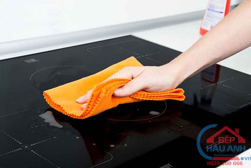 Vệ sinh mặt kính bếp từ sạch bóng chỉ 15 phút 6 Lau sạch mặt bếp