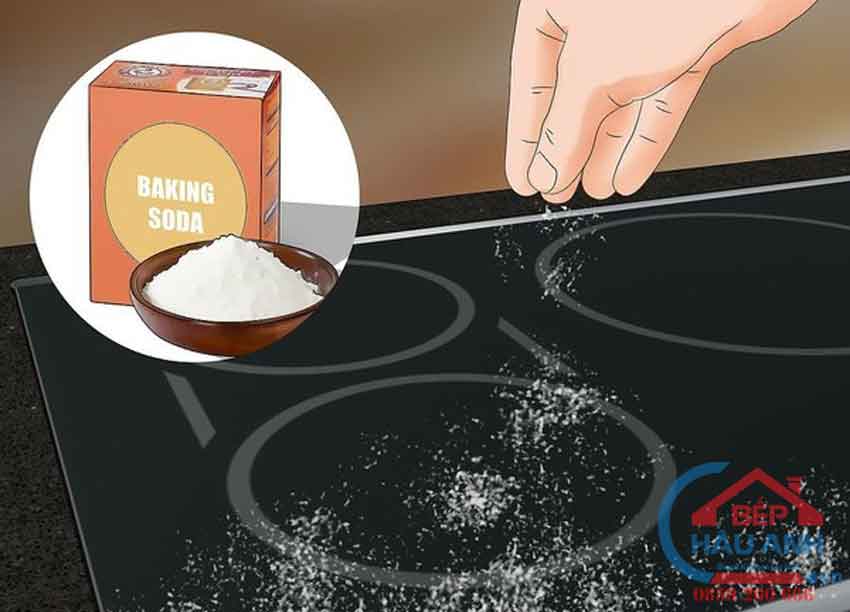Vệ sinh mặt kính bếp từ sạch bóng chỉ 15 phút 4 Rắc baking soda lên mặt bếp