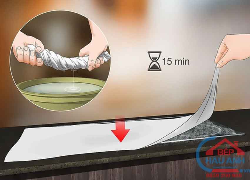 Vệ sinh mặt kính bếp từ sạch bóng chỉ 15 phút 5 Phủ khăn lên vùng mặt kính có baking soda