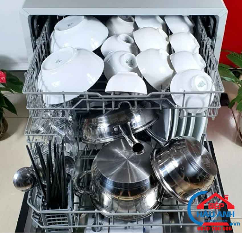 Hướng dẫn sử dụng máy rửa bát Bosch series 6 đơn giản nhất 9 Xếp bát đĩa nồi xoong vào máy đúng cách