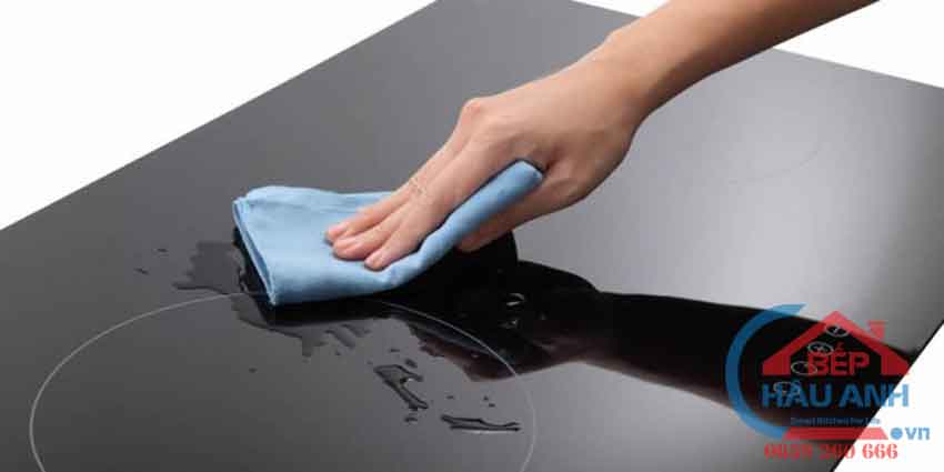 Nguyên nhân và cách khắc phục mặt kính bếp từ Bosch bị nứt vỡ 8 Tránh lau chùi mặt bếp khi còn nóng
