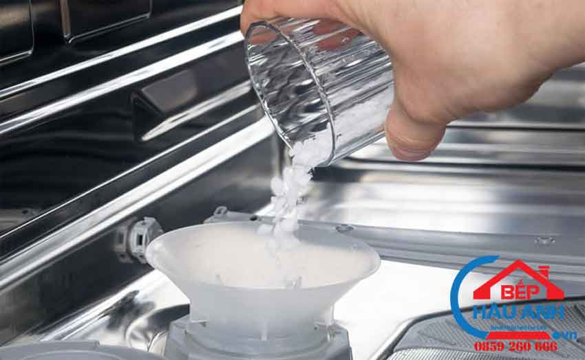 Chia sẻ kinh nghiệm sử dụng máy rửa chén bát hiệu quả. 8 Sử dụng muối làm mềm nước chuyên dụng